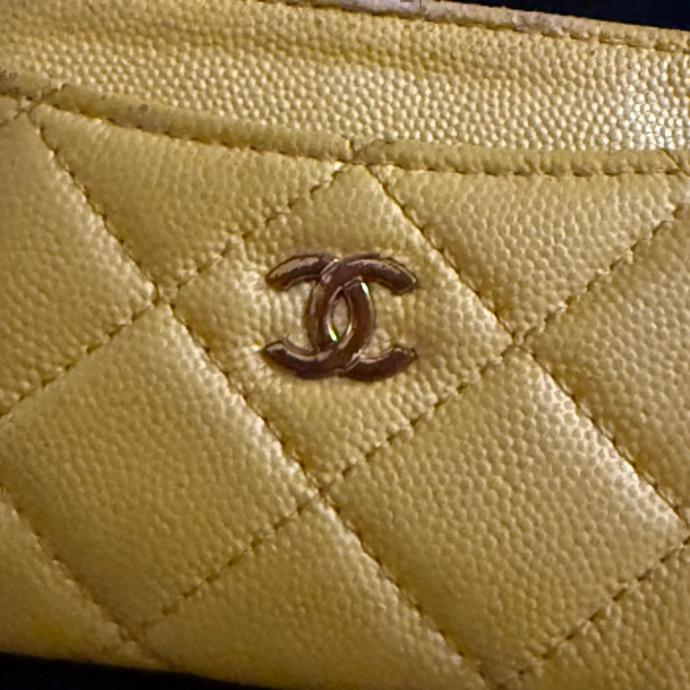 CHANEL Yellow Lambskin Cardholder - Picture 4 of 7
